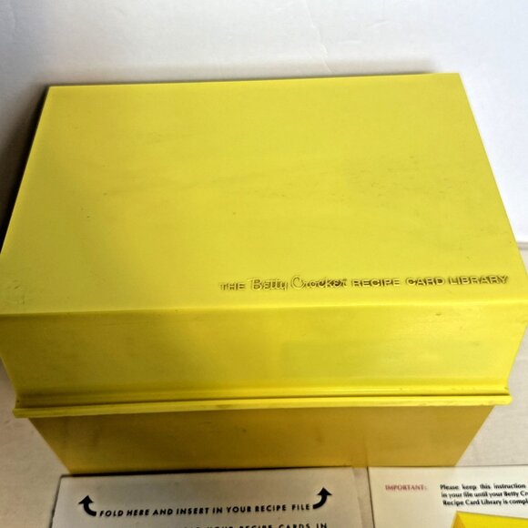 Vintage 1971 Betty Crocker Cooking Recipe Card Library Yellow Box Organizer Bake - Picture 2 of 7